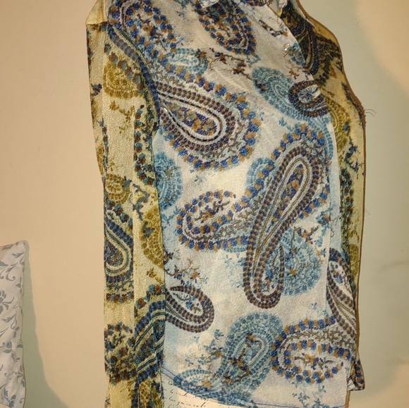 Womens blouse, size Small, long sleeves, snap front Closure, beaded. NWOT - Picture 4 of 13